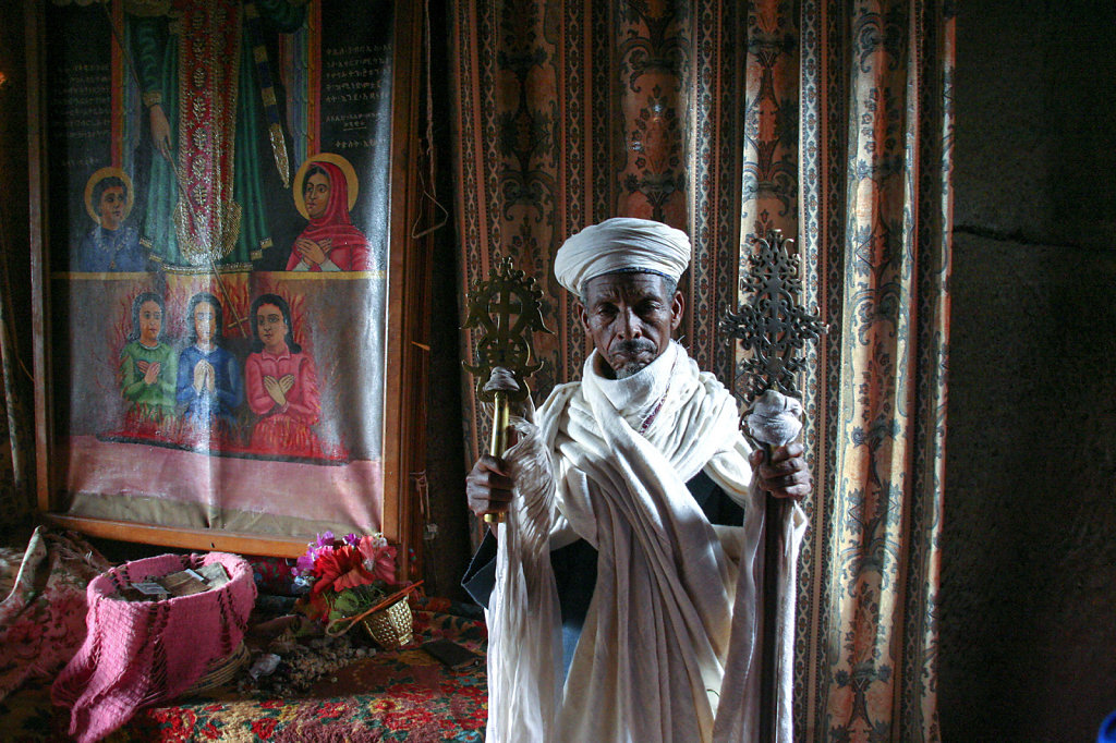 2. Ethiopie - Lalibela. Priester in rotskerk